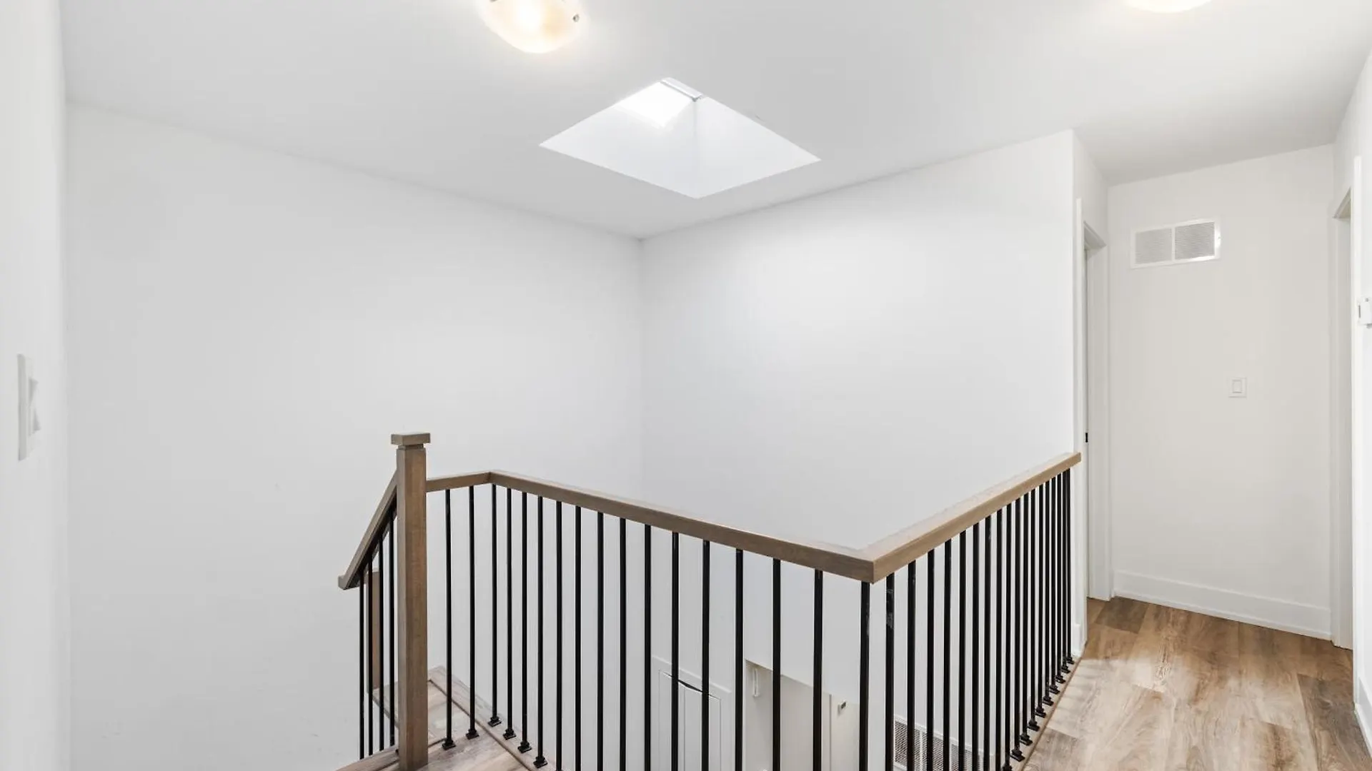 Luxury Laneway Home In Junction Triangle Parking トロント 0*,  カナダ